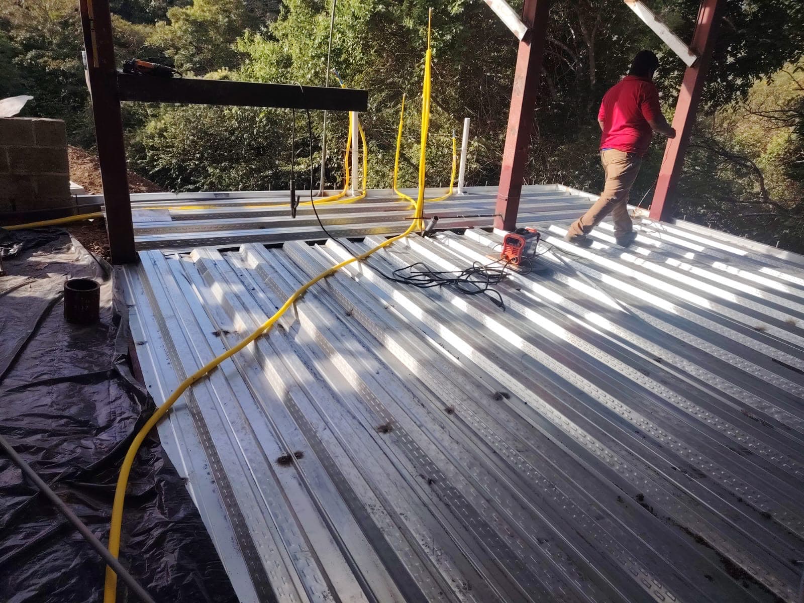 Casa de dos plantas en ladera — materiales térmicos