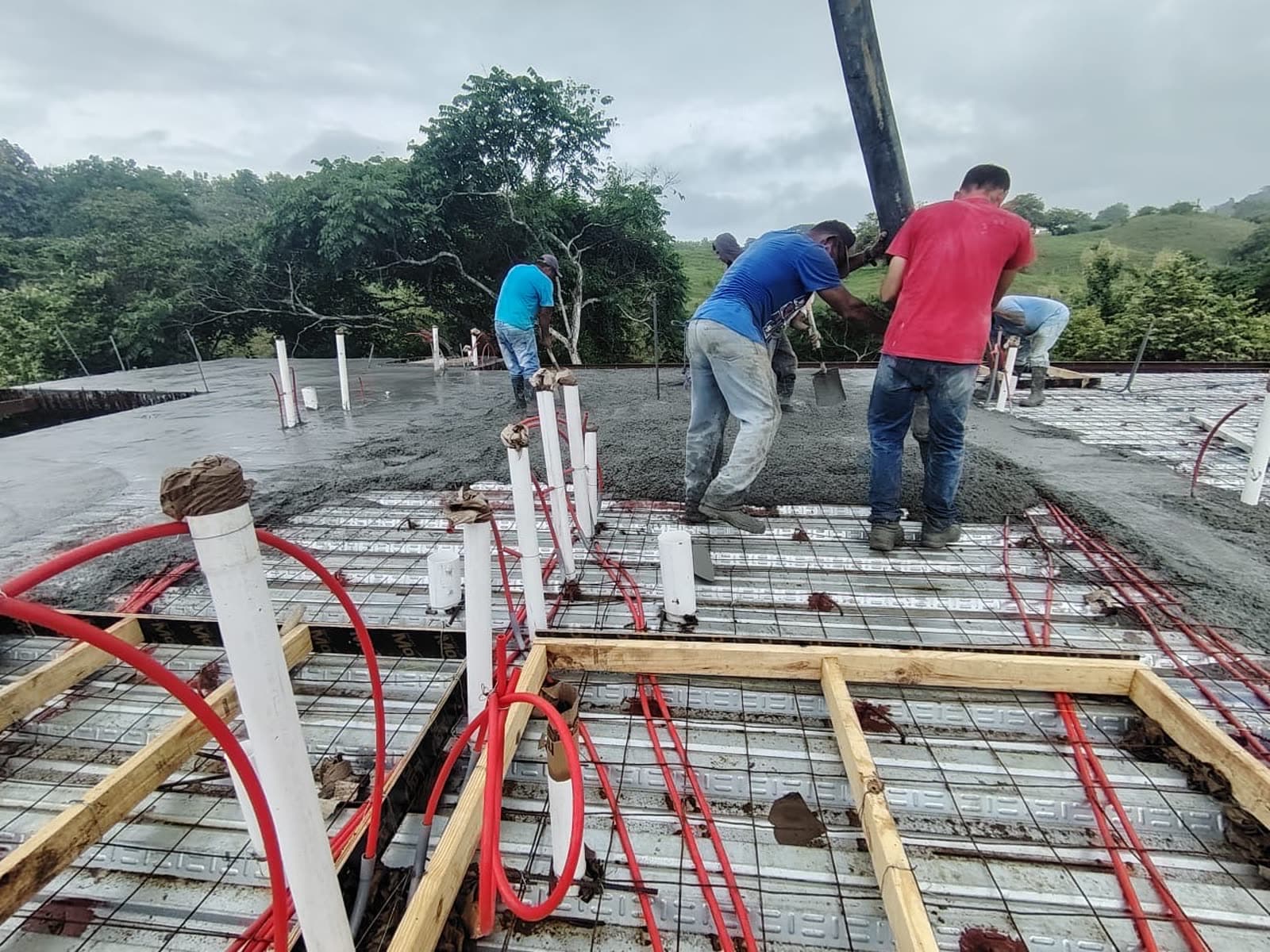 Casa de dos plantas en ladera — materiales térmicos