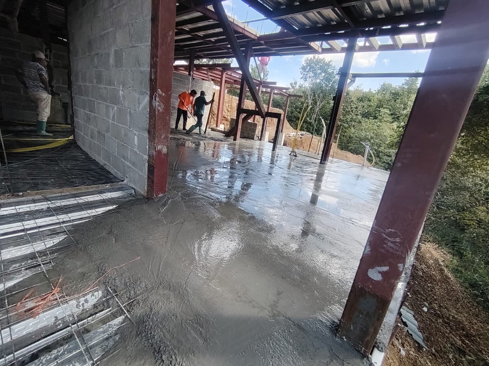 Casa de dos plantas en ladera — materiales térmicos