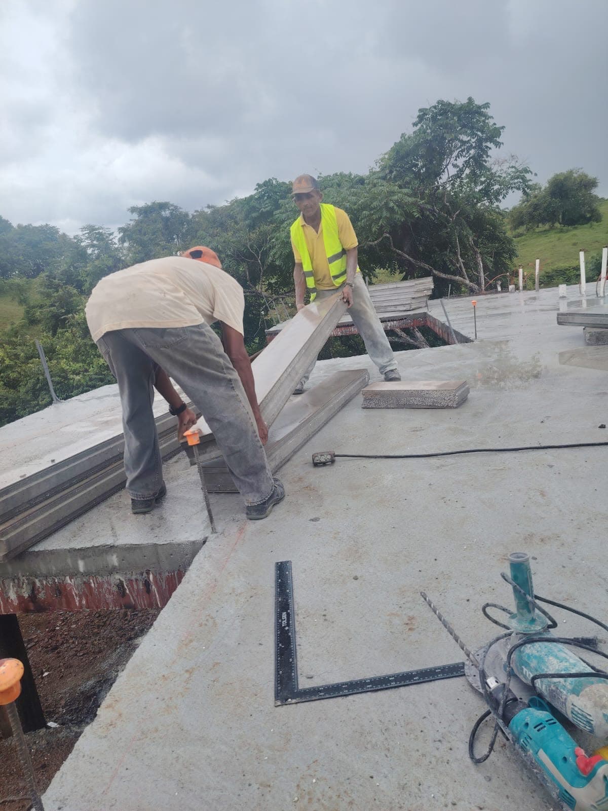 Casa de dos plantas en ladera — materiales térmicos