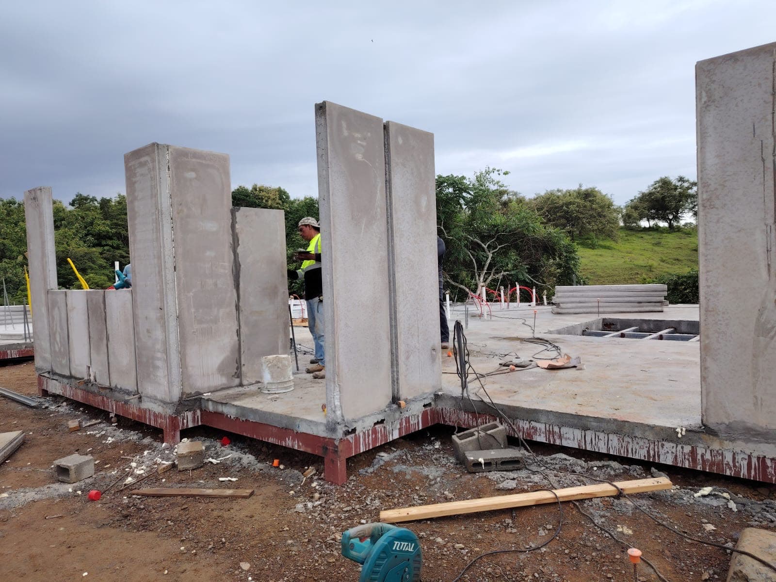Casa de dos plantas en ladera — materiales térmicos