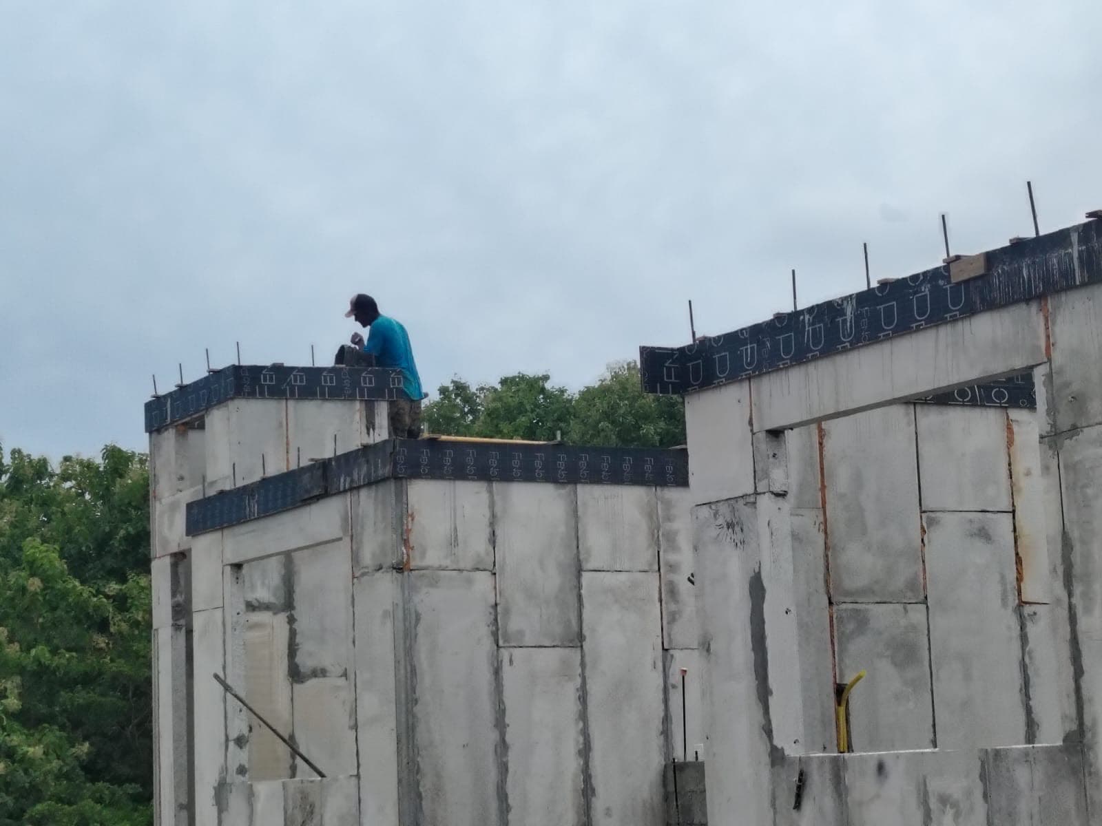Casa de dos plantas en ladera — materiales térmicos
