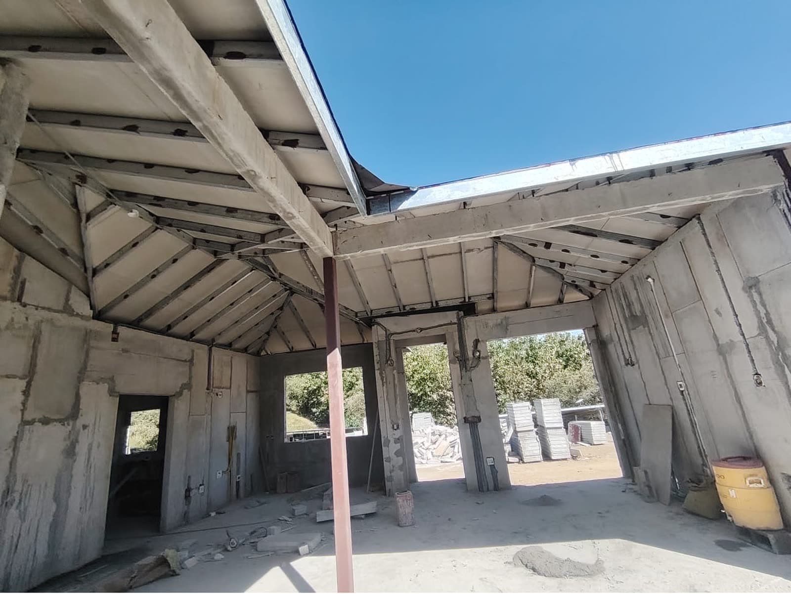 Casa de dos plantas en ladera — materiales térmicos