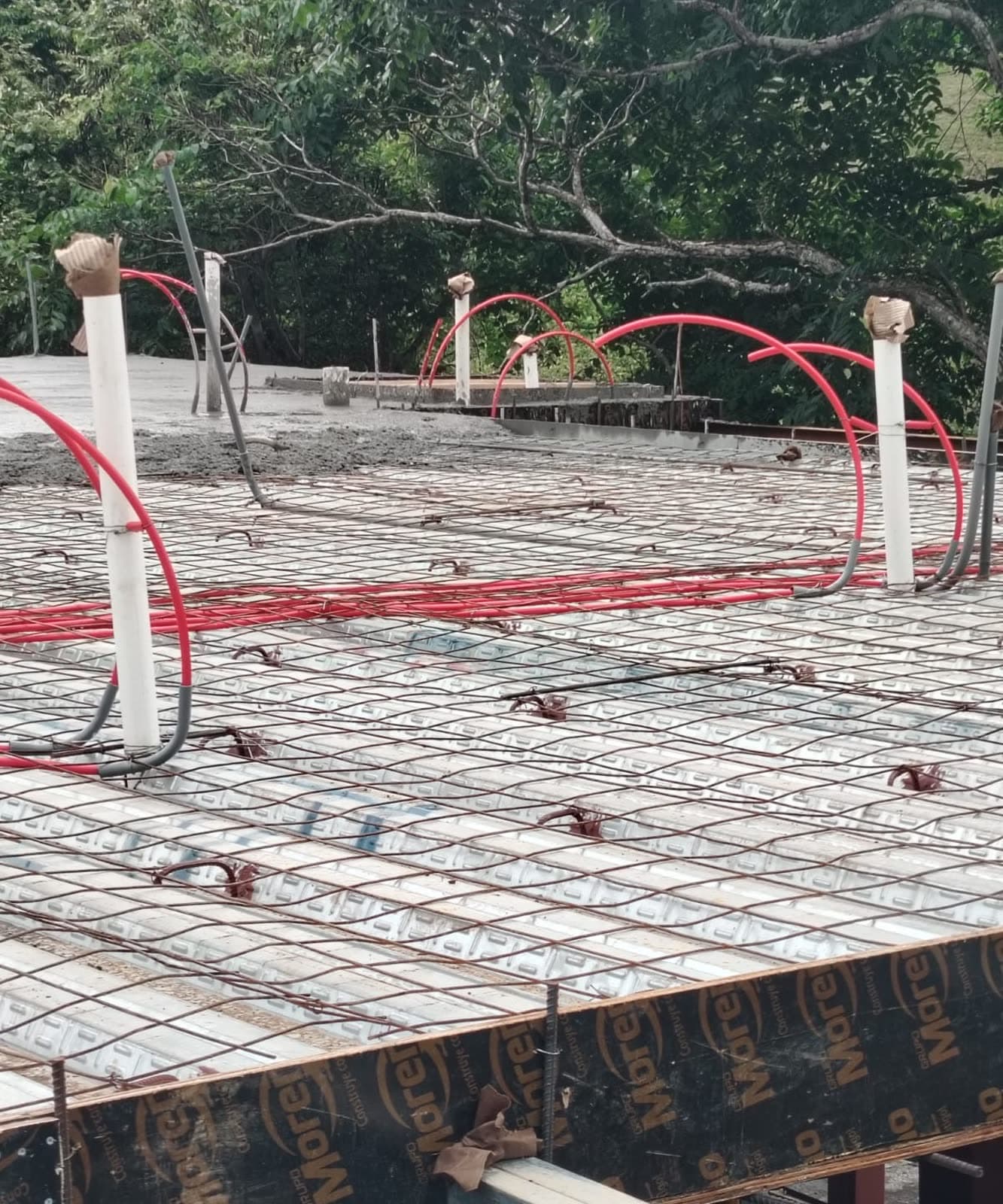 Casa de dos plantas en ladera — materiales térmicos
