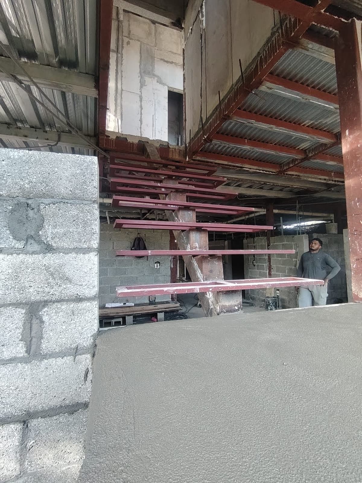 Casa de dos plantas en ladera — materiales térmicos