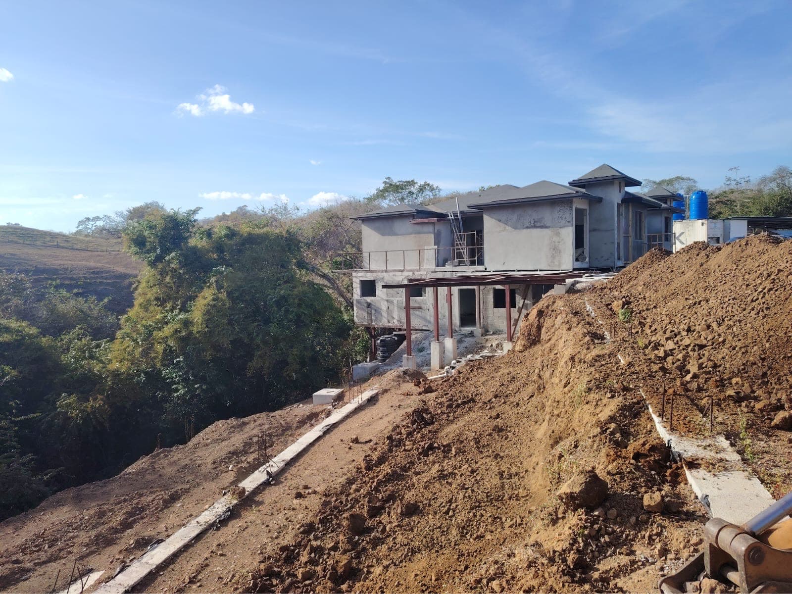 Casa de dos plantas en ladera — materiales térmicos