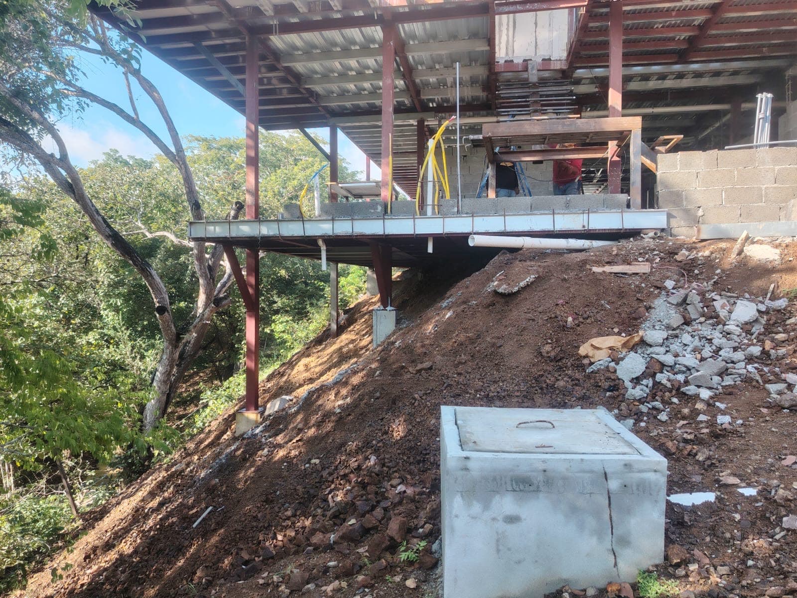 Casa de dos plantas en ladera — materiales térmicos
