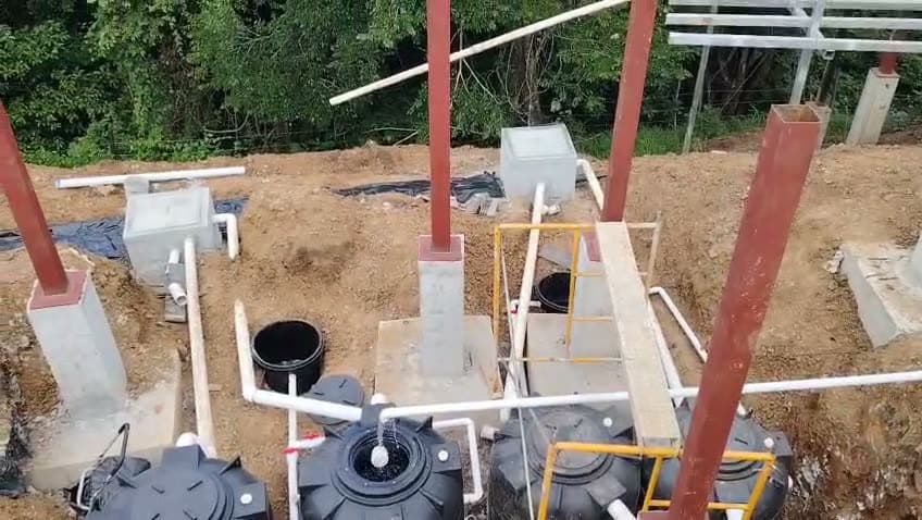 Casa de dos plantas en ladera — materiales térmicos