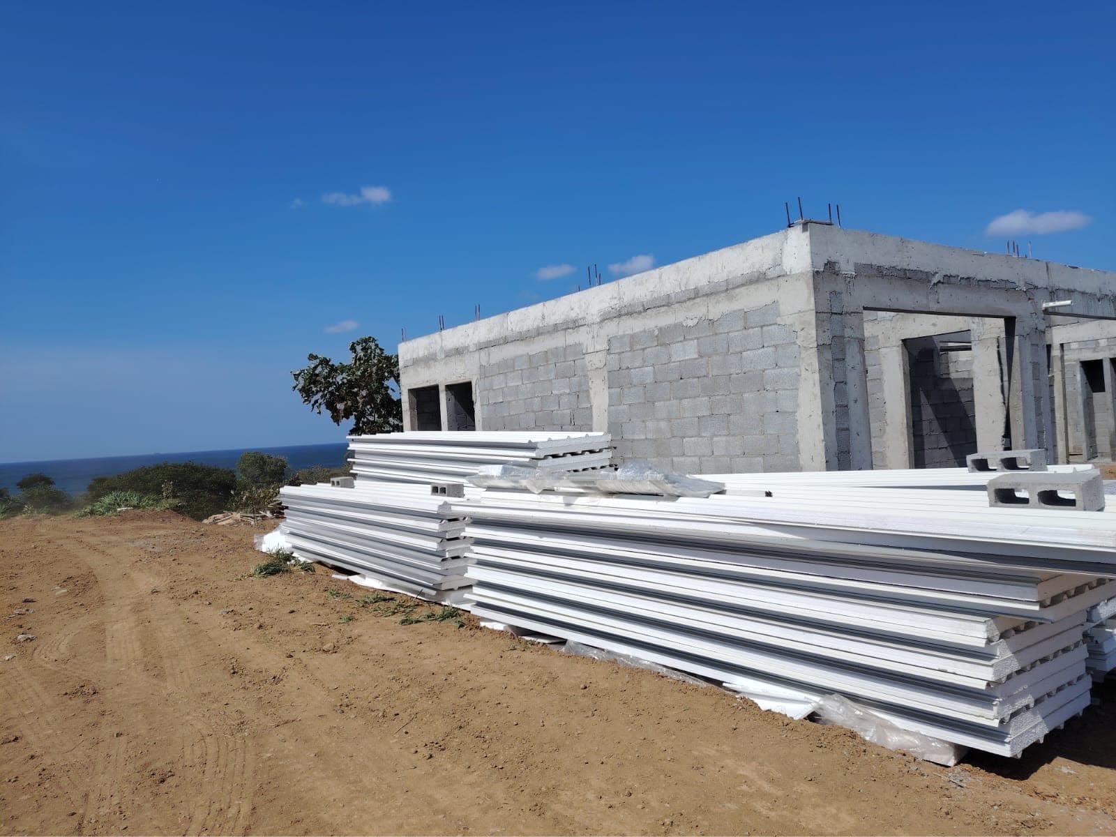 Casa de dos plantas frente al mar — en construcción