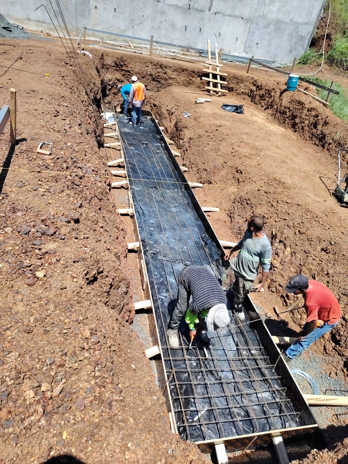 Movimiento de tierra, piscina y muros perimetrales