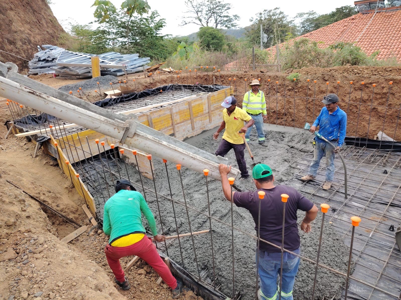 Movimiento de tierra, piscina y muros perimetrales