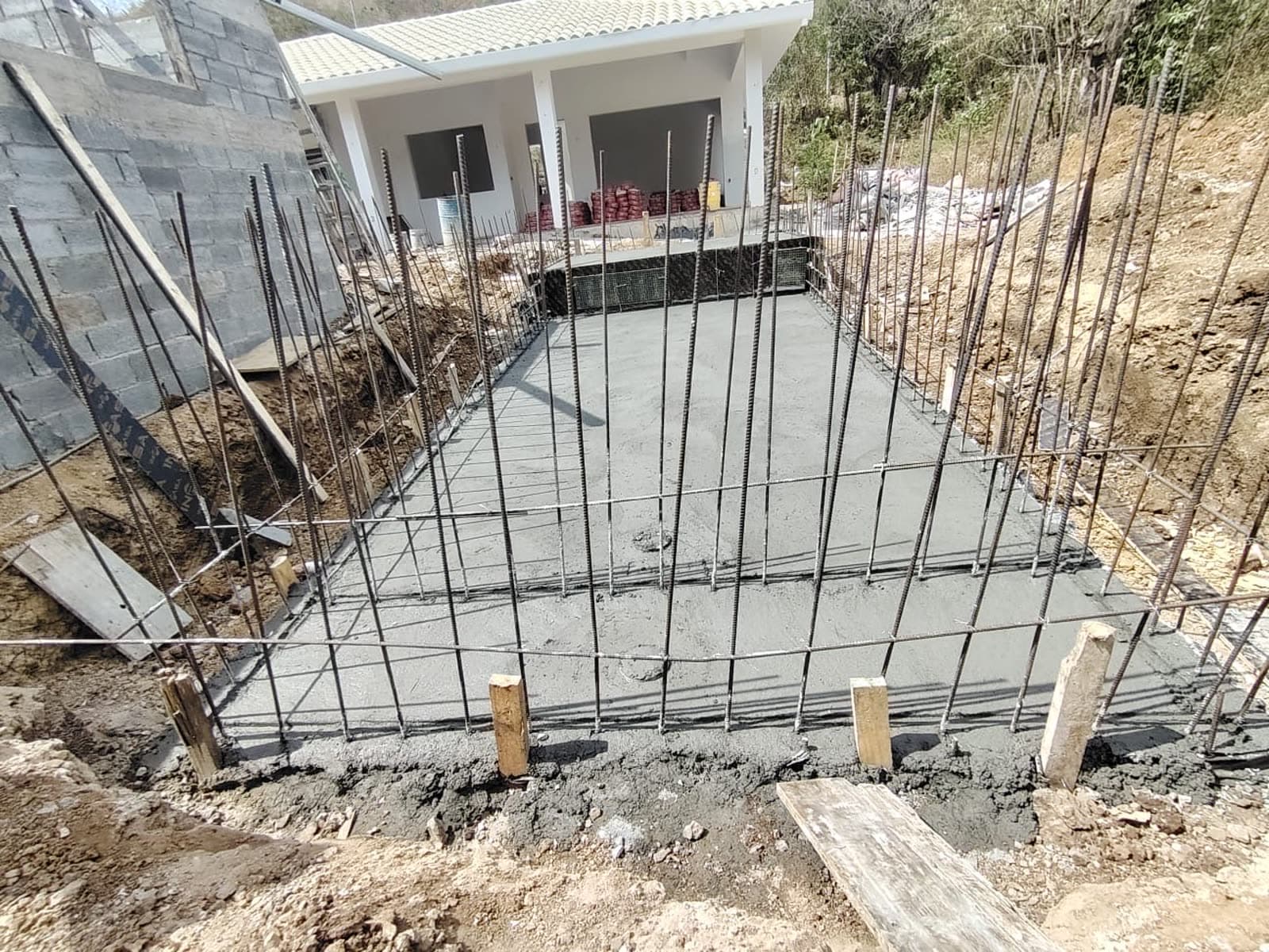 Movimiento de tierra, piscina y muros perimetrales