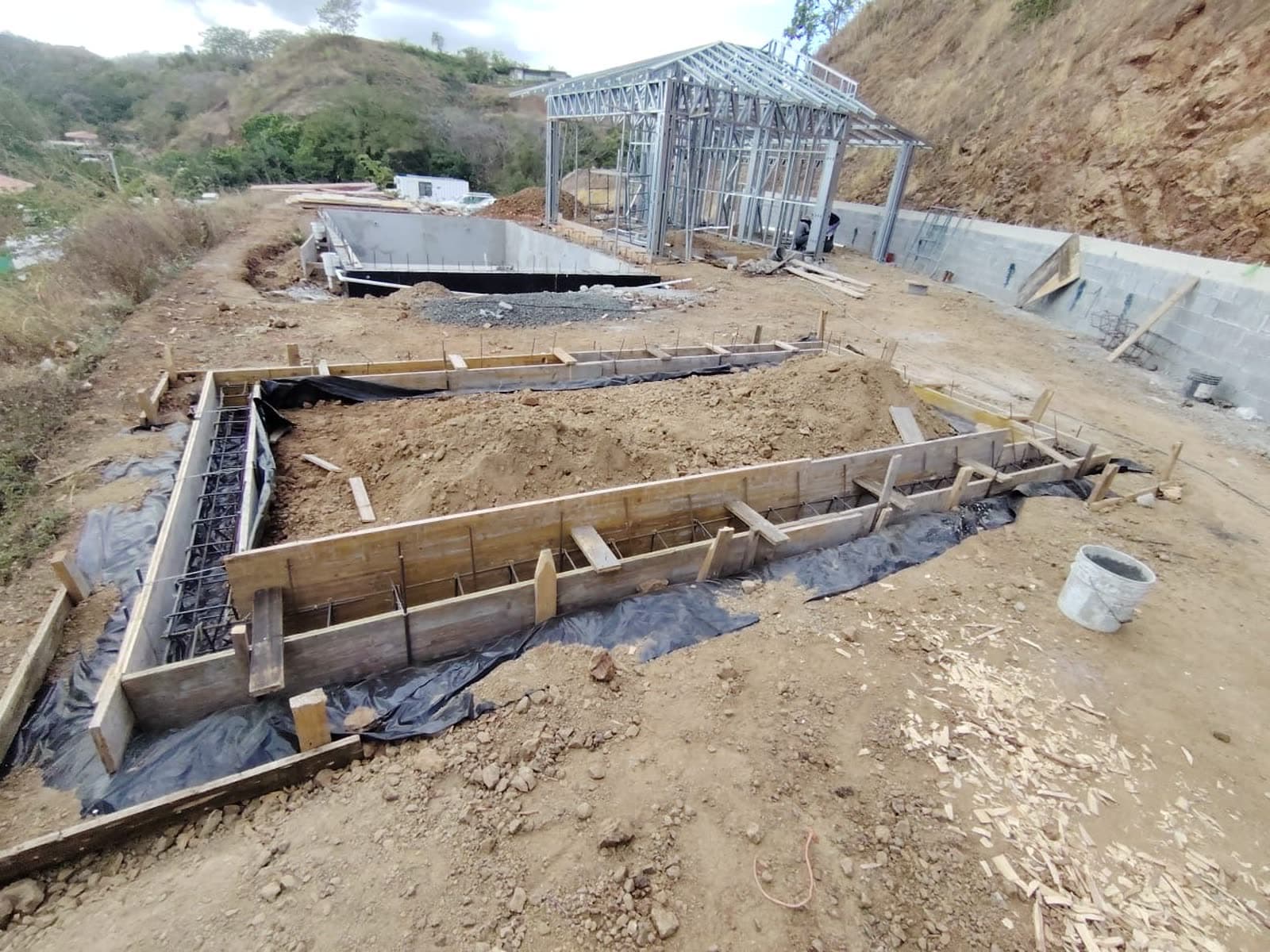 Movimiento de tierra, piscina y muros perimetrales