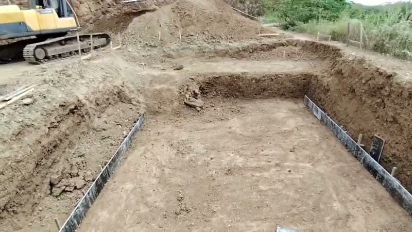 Movimiento de tierra, piscina y muros perimetrales