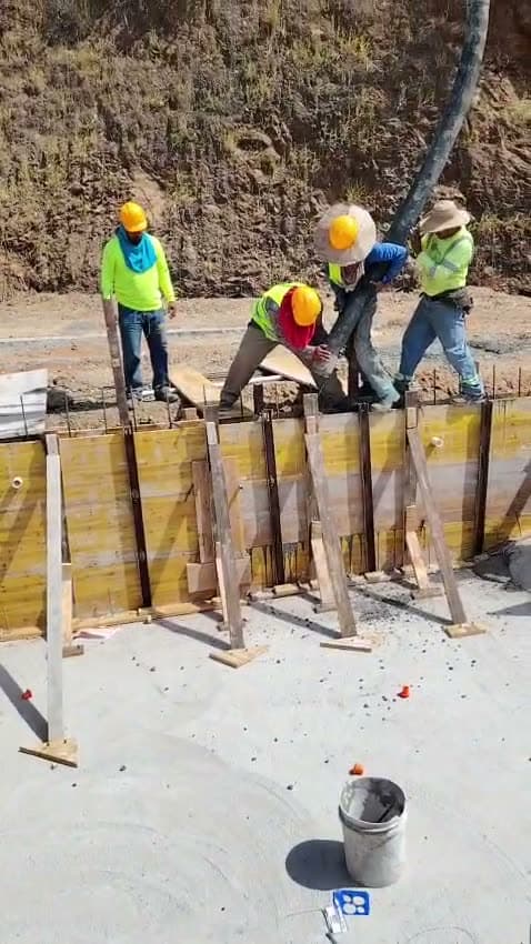 Movimiento de tierra, piscina y muros perimetrales
